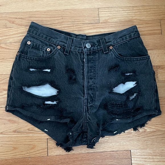 Vintage ripped Levi’s shorts - Picture 4 of 4